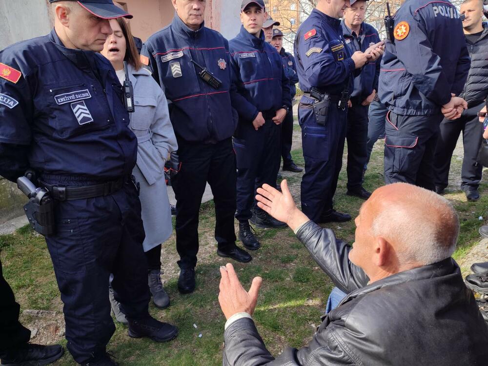 <p>Iako je iseljavanje bilo zakazano za deset časova, izvršiteljka i policija su došli prije devet i ušli u stan dok se Terić nalazio kod komšija</p>