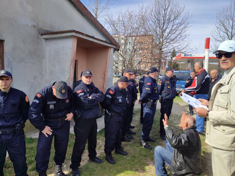 <p>Iako je iseljavanje bilo zakazano za deset časova, izvršiteljka i policija su došli prije devet i ušli u stan dok se Terić nalazio kod komšija</p>