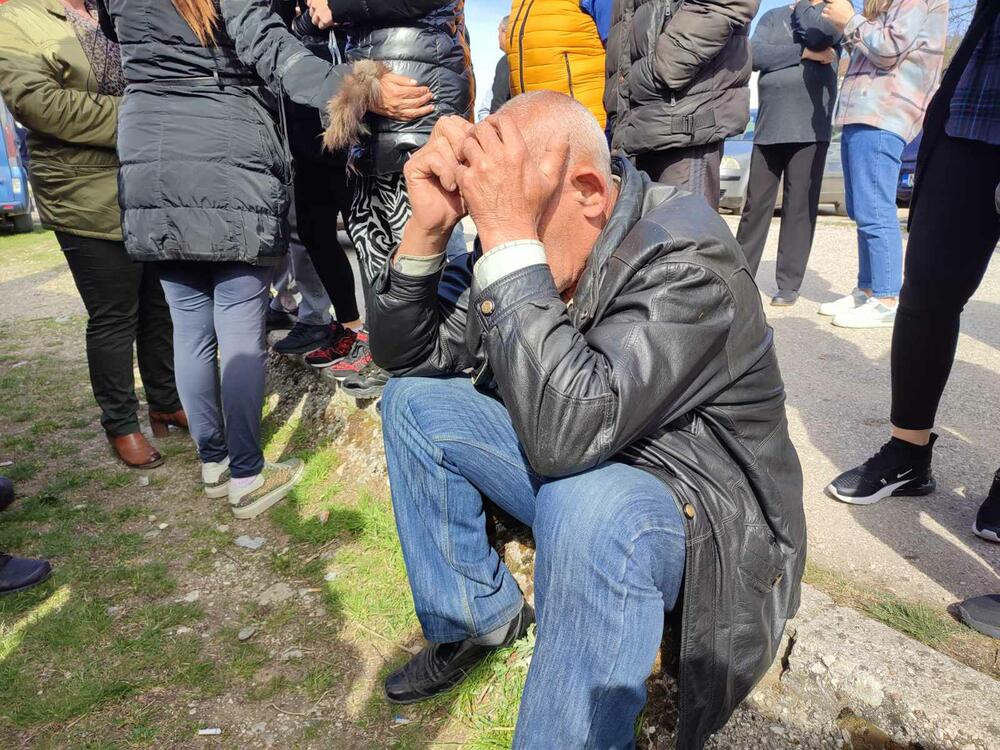 <p>Iako je iseljavanje bilo zakazano za deset časova, izvršiteljka i policija su došli prije devet i ušli u stan dok se Terić nalazio kod komšija</p>