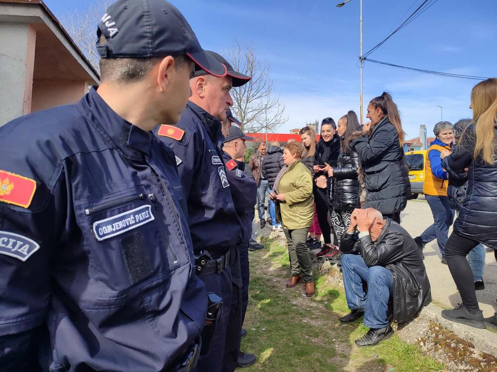 <p>Iako je iseljavanje bilo zakazano za deset časova, izvršiteljka i policija su došli prije devet i ušli u stan dok se Terić nalazio kod komšija</p>