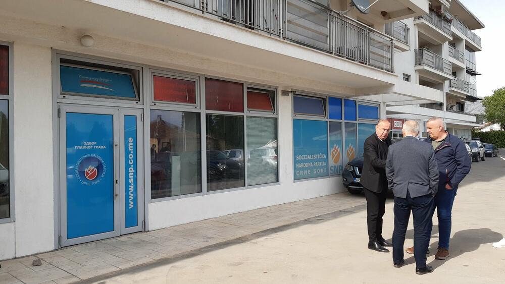 <p>"Vijesti" saznaju da je na sjednici GO dvotrećinskom većinom izglasana odluka u ulasku u manjinsku vladu sa SDP-om.</p>