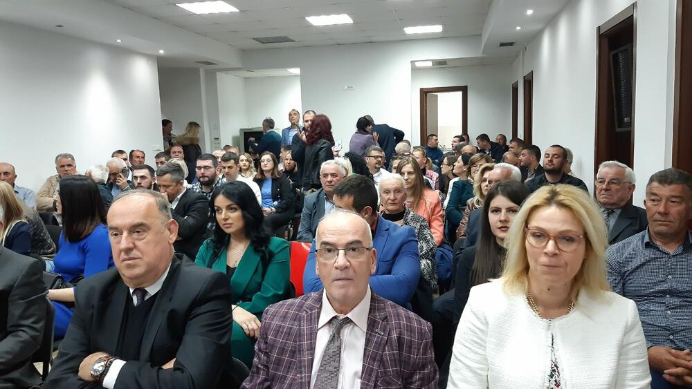 <p>"Vijesti" saznaju da je na sjednici GO dvotrećinskom većinom izglasana odluka u ulasku u manjinsku vladu sa SDP-om.</p>