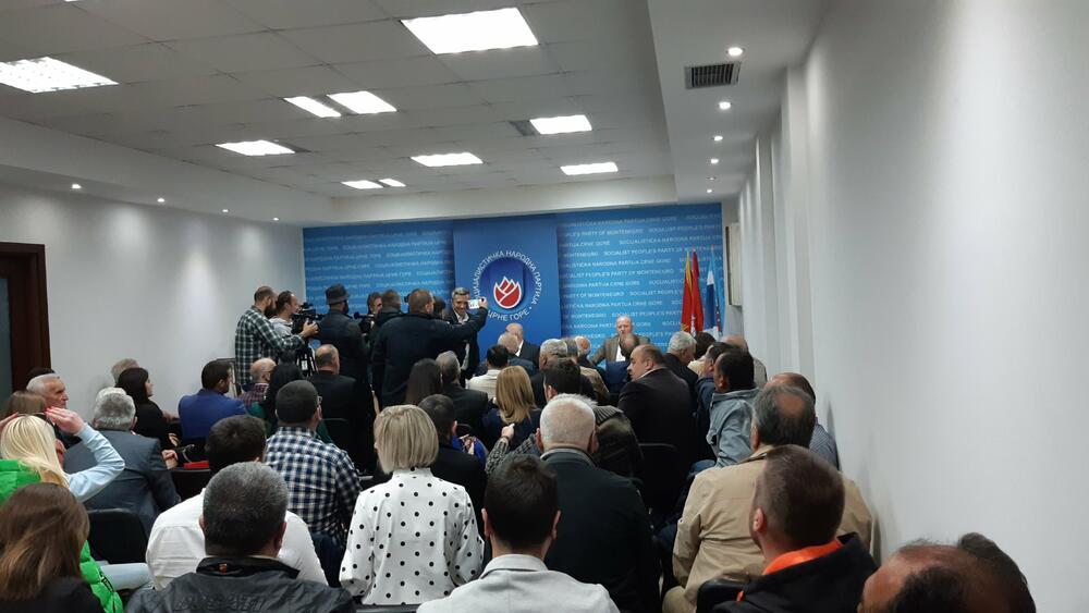 <p>"Vijesti" saznaju da je na sjednici GO dvotrećinskom većinom izglasana odluka u ulasku u manjinsku vladu sa SDP-om.</p>