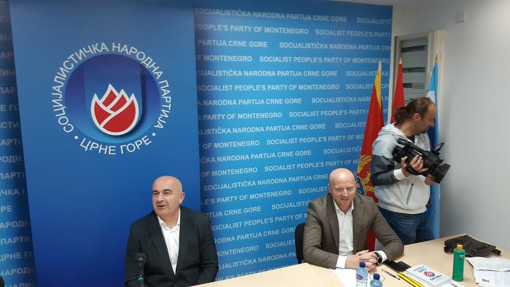 <p>"Vijesti" saznaju da je na sjednici GO dvotrećinskom većinom izglasana odluka u ulasku u manjinsku vladu sa SDP-om.</p>