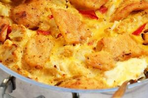 Zapečena piletina sa karfiolom i paprikom: Neobičan preliv