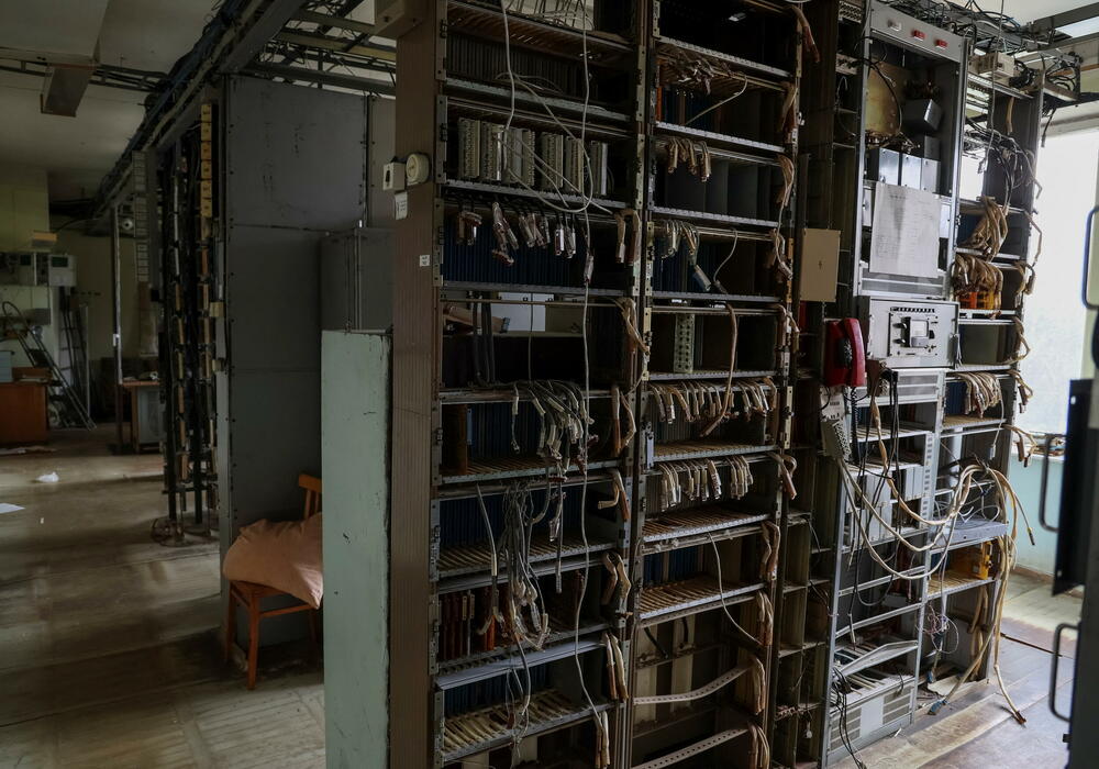 Pogled na unutrašnjost poslovne zgrade u Černobilju koju su oštetili i opljačkali ruski vojnici
