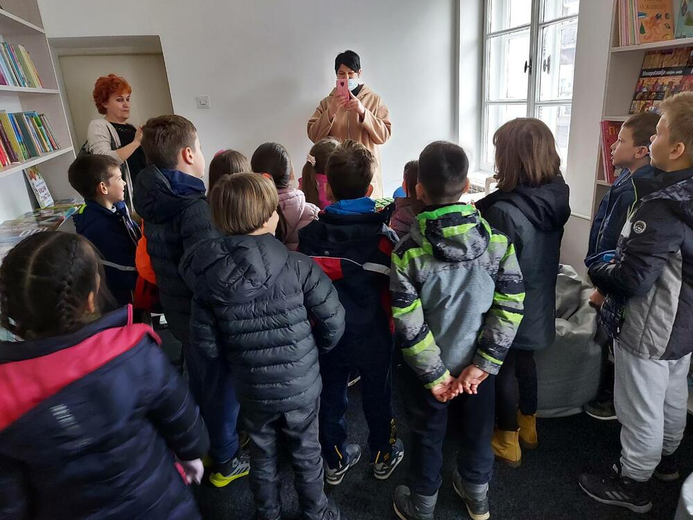 <p>"Zahvaljujući pomoći porodice Anđelić, potomaka Ljuba Anđelića, revolucionara i učesnika NOB-a, čije ime biblioteka nosi već pet decenija, opremljen je prostor za najmlađe"</p>
