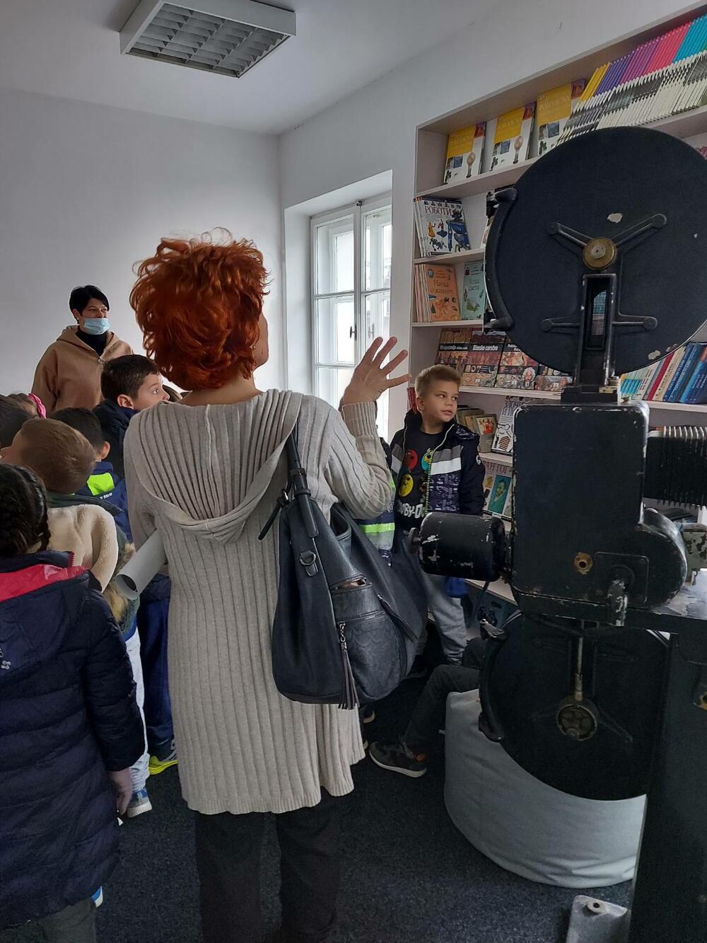 <p>"Zahvaljujući pomoći porodice Anđelić, potomaka Ljuba Anđelića, revolucionara i učesnika NOB-a, čije ime biblioteka nosi već pet decenija, opremljen je prostor za najmlađe"</p>