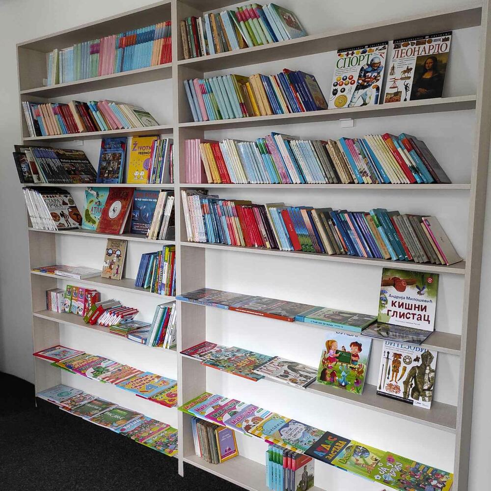 <p>"Zahvaljujući pomoći porodice Anđelić, potomaka Ljuba Anđelića, revolucionara i učesnika NOB-a, čije ime biblioteka nosi već pet decenija, opremljen je prostor za najmlađe"</p>