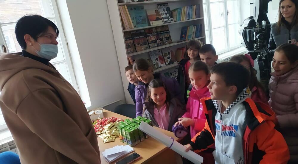 <p>"Zahvaljujući pomoći porodice Anđelić, potomaka Ljuba Anđelića, revolucionara i učesnika NOB-a, čije ime biblioteka nosi već pet decenija, opremljen je prostor za najmlađe"</p>