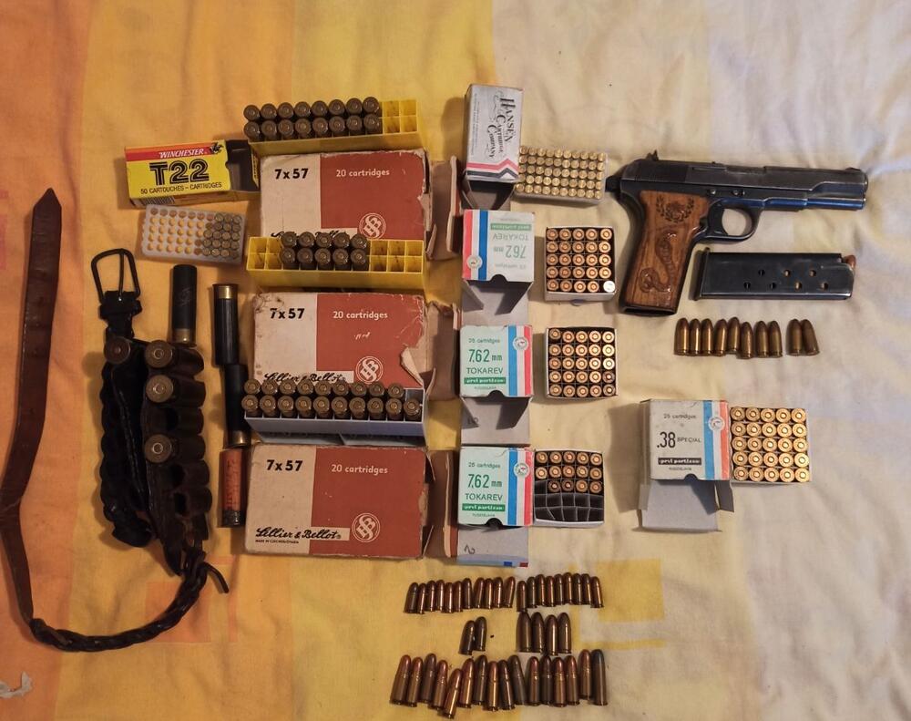 <p>Iz UP su rekli da je o pronađenom oružju obaviješten nadležni državni tužilac koji će se naknadno izjasniti o kvalifikaciji djela</p>