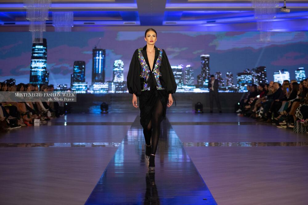 <p>Sinoć su na Imanju Knjaz u Podgorici održane revije Marine Banović, Ane Suevalove, Valentine Mitrović, Bate Spasojevića i studenata Fakulteta za dizajn i multimediju, smjera Modni dizajn...</p>