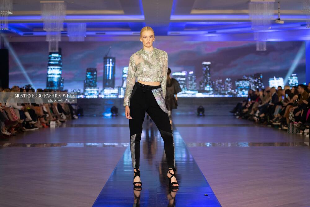 <p>Sinoć su na Imanju Knjaz u Podgorici održane revije Marine Banović, Ane Suevalove, Valentine Mitrović, Bate Spasojevića i studenata Fakulteta za dizajn i multimediju, smjera Modni dizajn...</p>