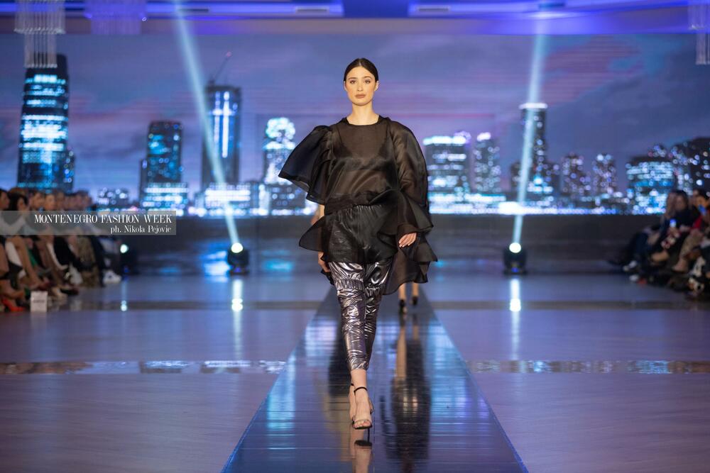 <p>Sinoć su na Imanju Knjaz u Podgorici održane revije Marine Banović, Ane Suevalove, Valentine Mitrović, Bate Spasojevića i studenata Fakulteta za dizajn i multimediju, smjera Modni dizajn...</p>