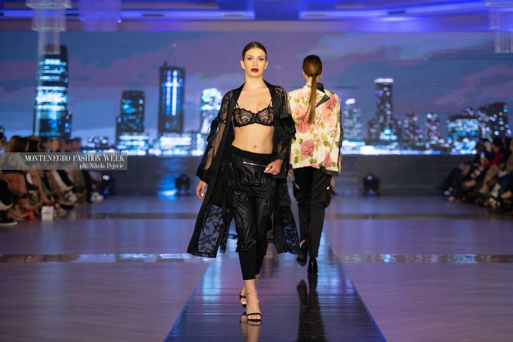<p>Sinoć su na Imanju Knjaz u Podgorici održane revije Marine Banović, Ane Suevalove, Valentine Mitrović, Bate Spasojevića i studenata Fakulteta za dizajn i multimediju, smjera Modni dizajn...</p>