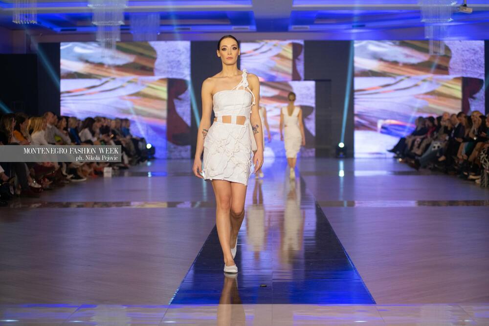 <p>Sinoć su na Imanju Knjaz u Podgorici održane revije Marine Banović, Ane Suevalove, Valentine Mitrović, Bate Spasojevića i studenata Fakulteta za dizajn i multimediju, smjera Modni dizajn...</p>