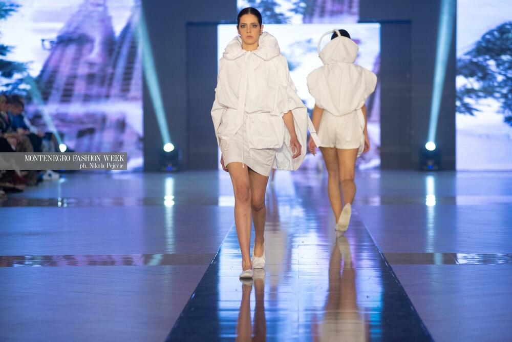 <p>Sinoć su na Imanju Knjaz u Podgorici održane revije Marine Banović, Ane Suevalove, Valentine Mitrović, Bate Spasojevića i studenata Fakulteta za dizajn i multimediju, smjera Modni dizajn...</p>
