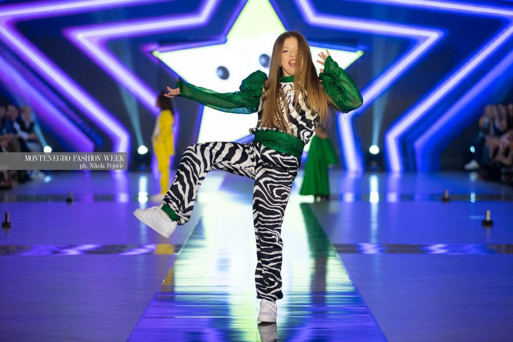 <p>Sinoć su na Imanju Knjaz u Podgorici održane revije Marine Banović, Ane Suevalove, Valentine Mitrović, Bate Spasojevića i studenata Fakulteta za dizajn i multimediju, smjera Modni dizajn...</p>