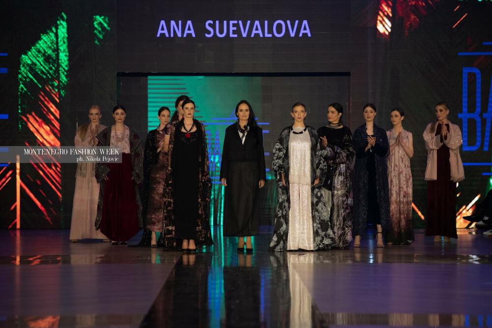 <p>Sinoć su na Imanju Knjaz u Podgorici održane revije Marine Banović, Ane Suevalove, Valentine Mitrović, Bate Spasojevića i studenata Fakulteta za dizajn i multimediju, smjera Modni dizajn...</p>