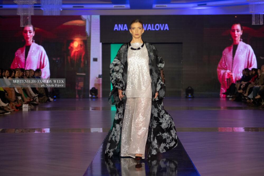 <p>Sinoć su na Imanju Knjaz u Podgorici održane revije Marine Banović, Ane Suevalove, Valentine Mitrović, Bate Spasojevića i studenata Fakulteta za dizajn i multimediju, smjera Modni dizajn...</p>