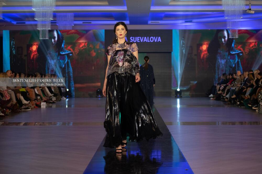 <p>Sinoć su na Imanju Knjaz u Podgorici održane revije Marine Banović, Ane Suevalove, Valentine Mitrović, Bate Spasojevića i studenata Fakulteta za dizajn i multimediju, smjera Modni dizajn...</p>