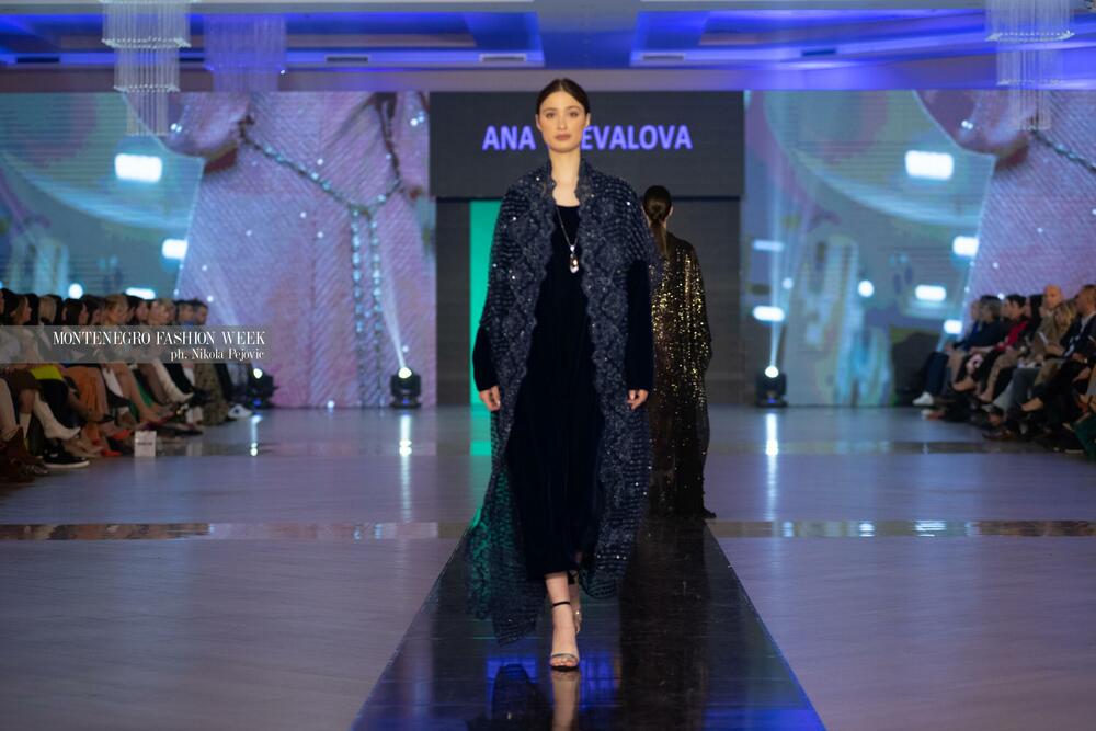 <p>Sinoć su na Imanju Knjaz u Podgorici održane revije Marine Banović, Ane Suevalove, Valentine Mitrović, Bate Spasojevića i studenata Fakulteta za dizajn i multimediju, smjera Modni dizajn...</p>