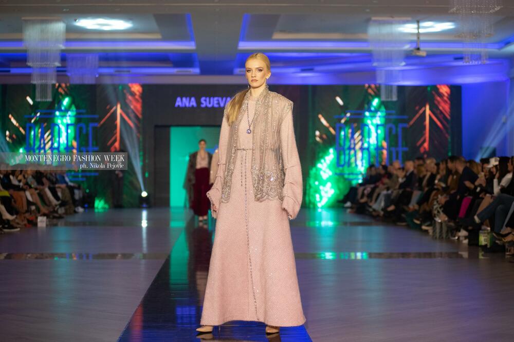 <p>Sinoć su na Imanju Knjaz u Podgorici održane revije Marine Banović, Ane Suevalove, Valentine Mitrović, Bate Spasojevića i studenata Fakulteta za dizajn i multimediju, smjera Modni dizajn...</p>