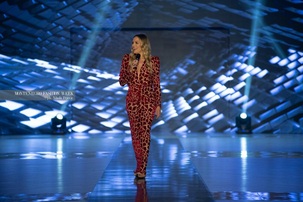 <p>Sinoć su na Imanju Knjaz u Podgorici održane revije Marine Banović, Ane Suevalove, Valentine Mitrović, Bate Spasojevića i studenata Fakulteta za dizajn i multimediju, smjera Modni dizajn...</p>