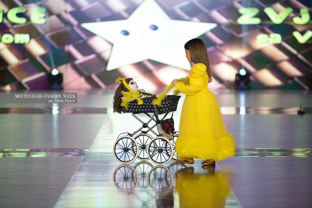 <p>Sinoć su na Imanju Knjaz u Podgorici održane revije Marine Banović, Ane Suevalove, Valentine Mitrović, Bate Spasojevića i studenata Fakulteta za dizajn i multimediju, smjera Modni dizajn...</p>