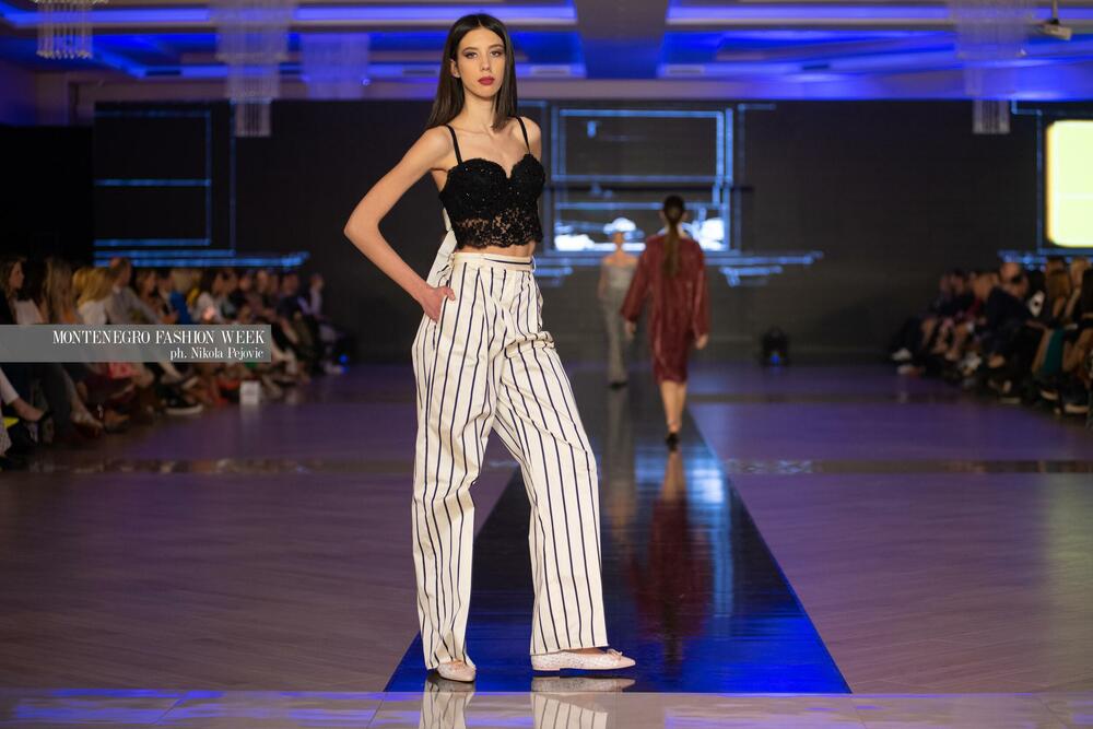 <p>Sinoć su na Imanju Knjaz u Podgorici održane revije Marine Banović, Ane Suevalove, Valentine Mitrović, Bate Spasojevića i studenata Fakulteta za dizajn i multimediju, smjera Modni dizajn...</p>