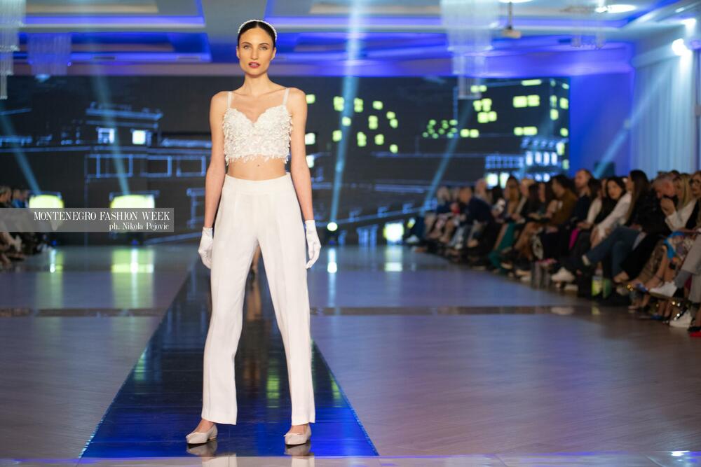 <p>Sinoć su na Imanju Knjaz u Podgorici održane revije Marine Banović, Ane Suevalove, Valentine Mitrović, Bate Spasojevića i studenata Fakulteta za dizajn i multimediju, smjera Modni dizajn...</p>