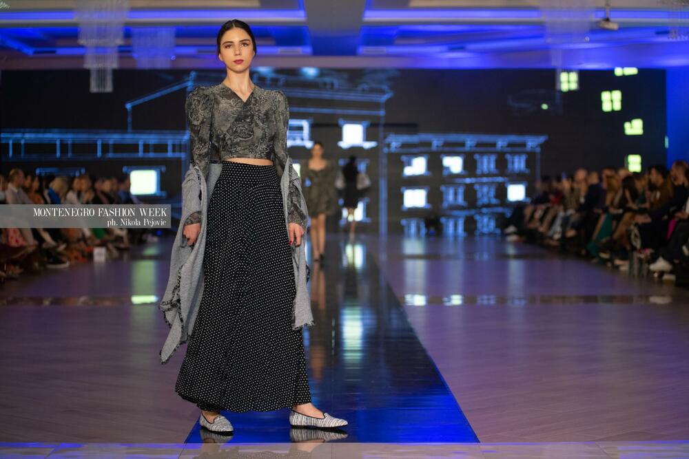 <p>Sinoć su na Imanju Knjaz u Podgorici održane revije Marine Banović, Ane Suevalove, Valentine Mitrović, Bate Spasojevića i studenata Fakulteta za dizajn i multimediju, smjera Modni dizajn...</p>