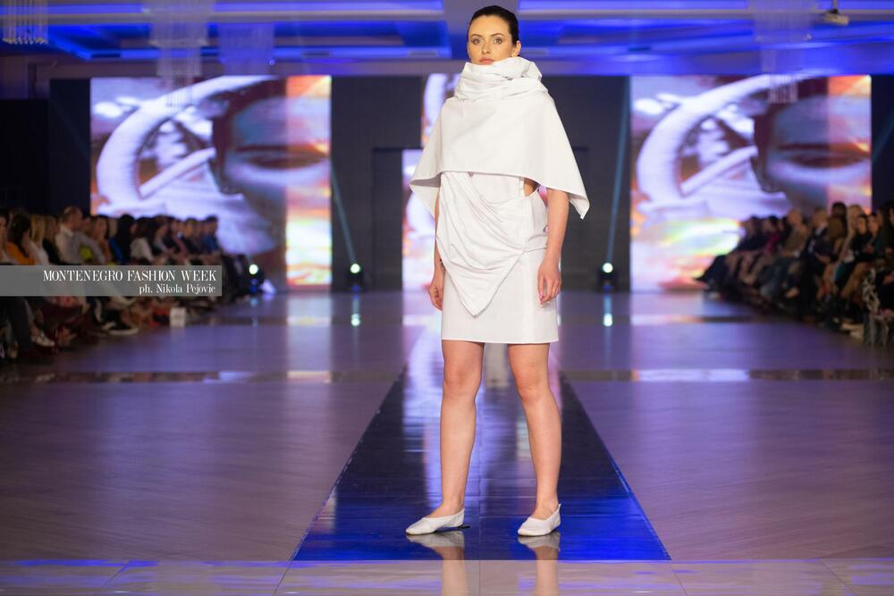 <p>Sinoć su na Imanju Knjaz u Podgorici održane revije Marine Banović, Ane Suevalove, Valentine Mitrović, Bate Spasojevića i studenata Fakulteta za dizajn i multimediju, smjera Modni dizajn...</p>