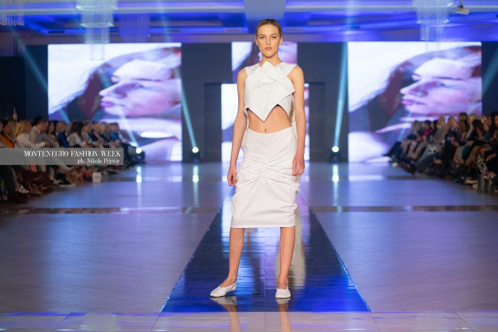 <p>Sinoć su na Imanju Knjaz u Podgorici održane revije Marine Banović, Ane Suevalove, Valentine Mitrović, Bate Spasojevića i studenata Fakulteta za dizajn i multimediju, smjera Modni dizajn...</p>