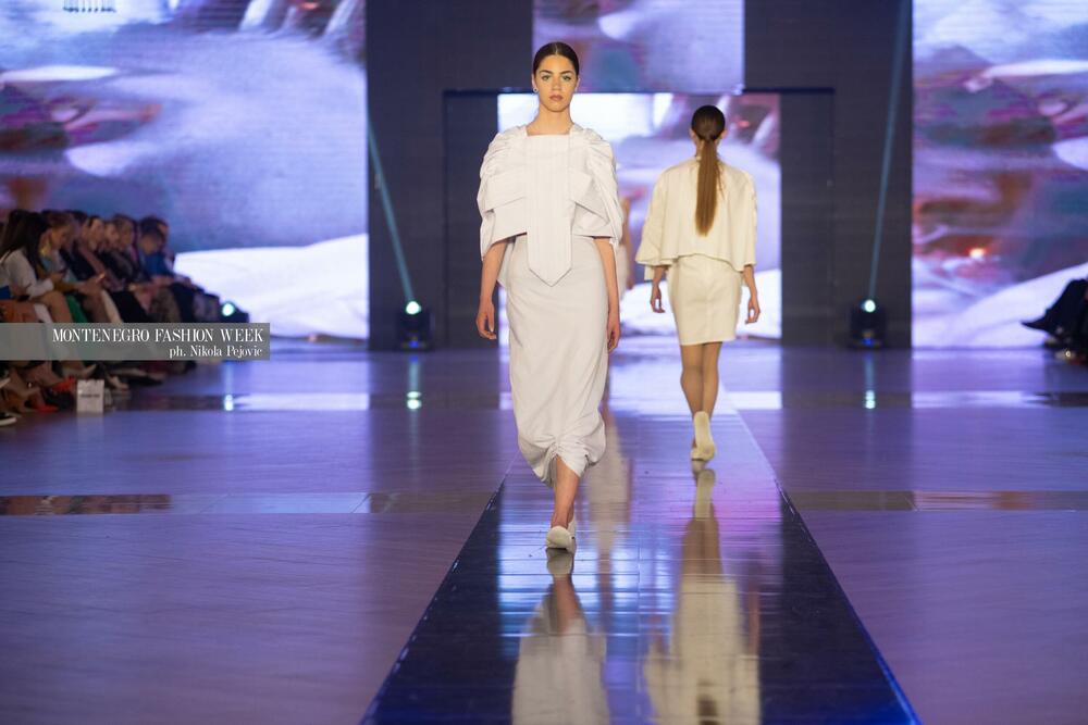 <p>Sinoć su na Imanju Knjaz u Podgorici održane revije Marine Banović, Ane Suevalove, Valentine Mitrović, Bate Spasojevića i studenata Fakulteta za dizajn i multimediju, smjera Modni dizajn...</p>
