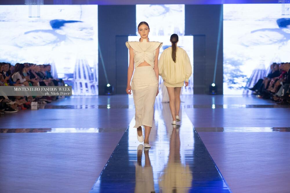 <p>Sinoć su na Imanju Knjaz u Podgorici održane revije Marine Banović, Ane Suevalove, Valentine Mitrović, Bate Spasojevića i studenata Fakulteta za dizajn i multimediju, smjera Modni dizajn...</p>