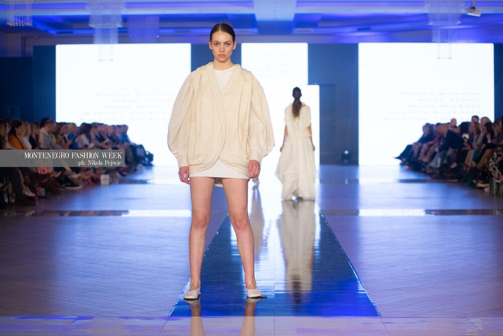 <p>Sinoć su na Imanju Knjaz u Podgorici održane revije Marine Banović, Ane Suevalove, Valentine Mitrović, Bate Spasojevića i studenata Fakulteta za dizajn i multimediju, smjera Modni dizajn...</p>