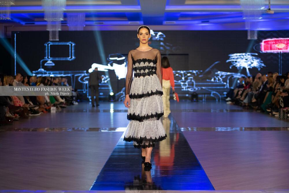 <p>Sinoć su na Imanju Knjaz u Podgorici održane revije Marine Banović, Ane Suevalove, Valentine Mitrović, Bate Spasojevića i studenata Fakulteta za dizajn i multimediju, smjera Modni dizajn...</p>