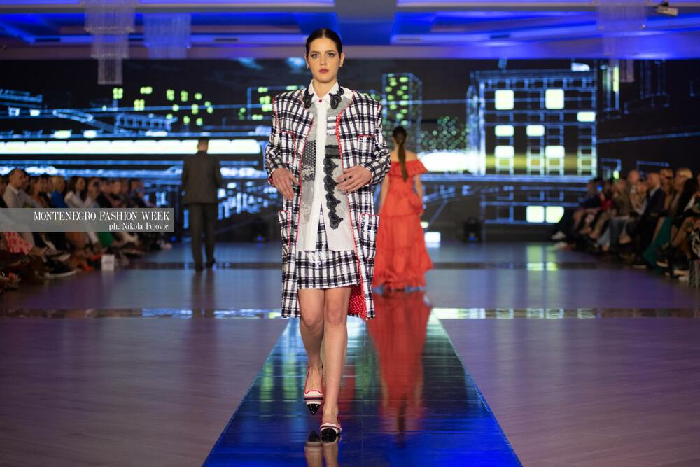<p>Sinoć su na Imanju Knjaz u Podgorici održane revije Marine Banović, Ane Suevalove, Valentine Mitrović, Bate Spasojevića i studenata Fakulteta za dizajn i multimediju, smjera Modni dizajn...</p>