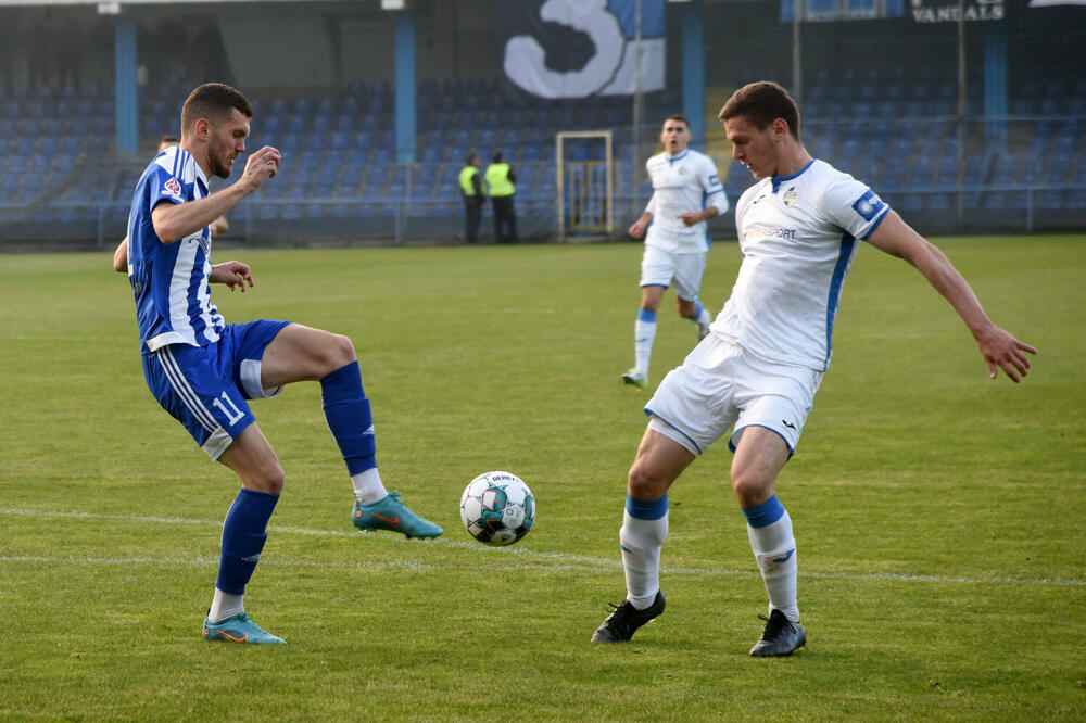Drešković (desno) u duelu sa fudbalerom Budućnosti Zoranom Petrovićem, Foto: Luka Zeković