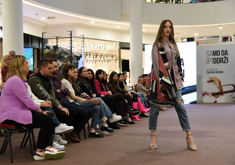 <p>Modele su prikazali Milena Janjić, Petar Jauković, Tamara Ječmenica, Amanda Berišaj, Muhamed Gorana, Semra Markišić i Jovana Drašković sa prve godine Modnog dizajna, Maša Mitrović, Vasilisa Strugar, Nada Bemić i Božica Konatar, sa druge godine, te Bojana Krivokapić, Manuela Đurović, Milica Šaković i Marija Marković sa treće godine</p>