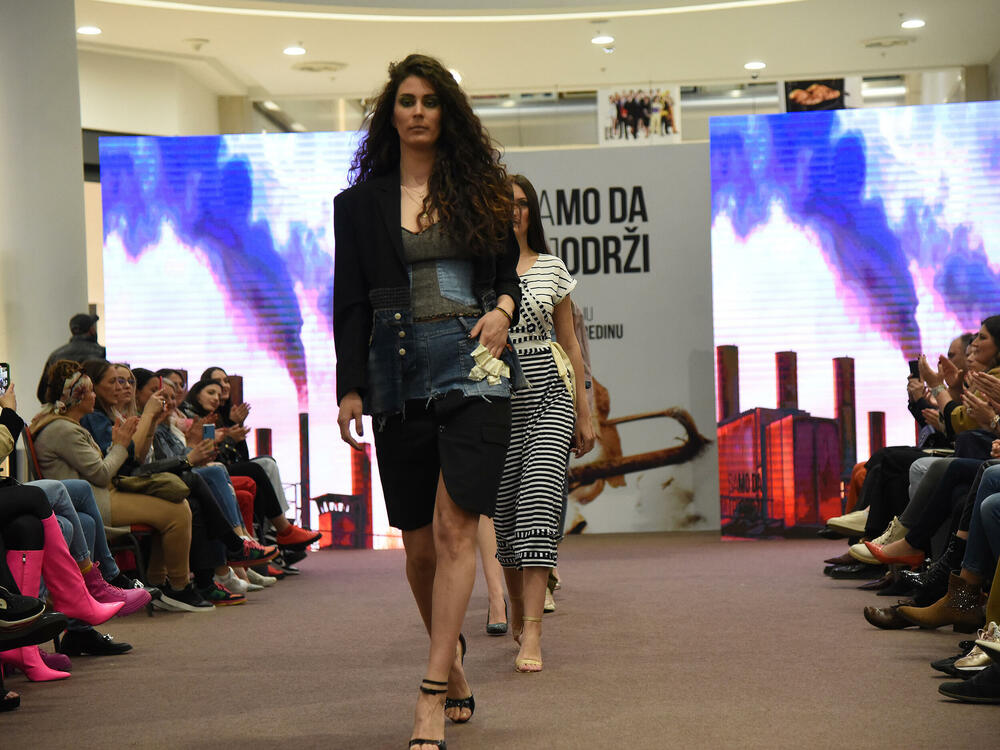 <p>Modele su prikazali Milena Janjić, Petar Jauković, Tamara Ječmenica, Amanda Berišaj, Muhamed Gorana, Semra Markišić i Jovana Drašković sa prve godine Modnog dizajna, Maša Mitrović, Vasilisa Strugar, Nada Bemić i Božica Konatar, sa druge godine, te Bojana Krivokapić, Manuela Đurović, Milica Šaković i Marija Marković sa treće godine</p>