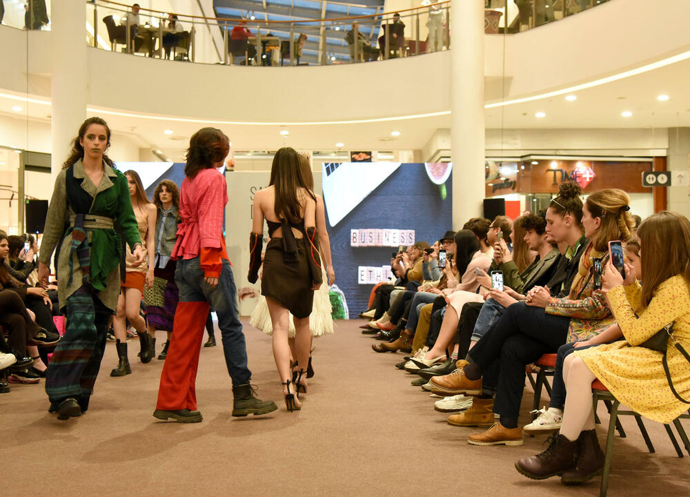 <p>Modele su prikazali Milena Janjić, Petar Jauković, Tamara Ječmenica, Amanda Berišaj, Muhamed Gorana, Semra Markišić i Jovana Drašković sa prve godine Modnog dizajna, Maša Mitrović, Vasilisa Strugar, Nada Bemić i Božica Konatar, sa druge godine, te Bojana Krivokapić, Manuela Đurović, Milica Šaković i Marija Marković sa treće godine</p>