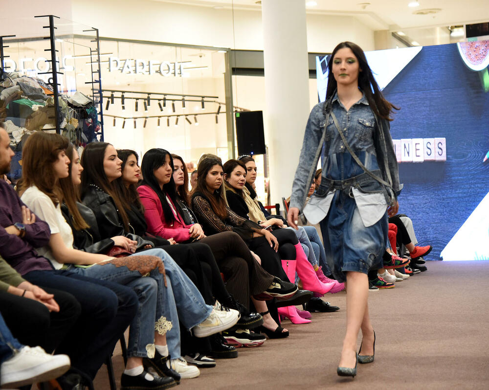 <p>Modele su prikazali Milena Janjić, Petar Jauković, Tamara Ječmenica, Amanda Berišaj, Muhamed Gorana, Semra Markišić i Jovana Drašković sa prve godine Modnog dizajna, Maša Mitrović, Vasilisa Strugar, Nada Bemić i Božica Konatar, sa druge godine, te Bojana Krivokapić, Manuela Đurović, Milica Šaković i Marija Marković sa treće godine</p>