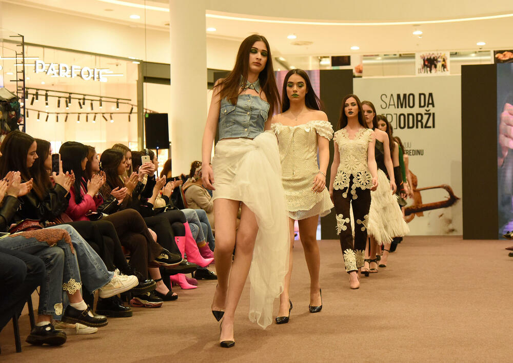 <p>Modele su prikazali Milena Janjić, Petar Jauković, Tamara Ječmenica, Amanda Berišaj, Muhamed Gorana, Semra Markišić i Jovana Drašković sa prve godine Modnog dizajna, Maša Mitrović, Vasilisa Strugar, Nada Bemić i Božica Konatar, sa druge godine, te Bojana Krivokapić, Manuela Đurović, Milica Šaković i Marija Marković sa treće godine</p>