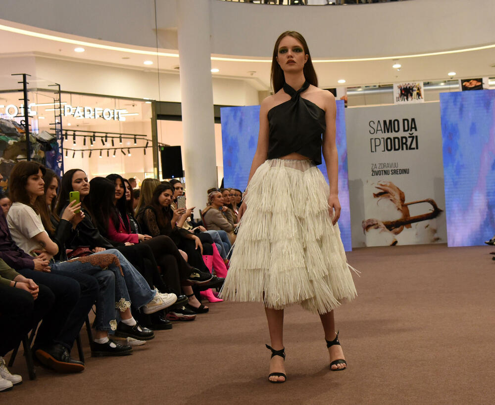<p>Modele su prikazali Milena Janjić, Petar Jauković, Tamara Ječmenica, Amanda Berišaj, Muhamed Gorana, Semra Markišić i Jovana Drašković sa prve godine Modnog dizajna, Maša Mitrović, Vasilisa Strugar, Nada Bemić i Božica Konatar, sa druge godine, te Bojana Krivokapić, Manuela Đurović, Milica Šaković i Marija Marković sa treće godine</p>