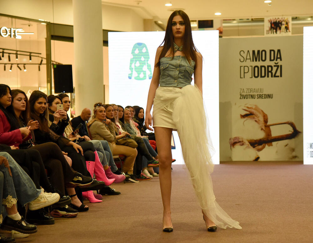 <p>Modele su prikazali Milena Janjić, Petar Jauković, Tamara Ječmenica, Amanda Berišaj, Muhamed Gorana, Semra Markišić i Jovana Drašković sa prve godine Modnog dizajna, Maša Mitrović, Vasilisa Strugar, Nada Bemić i Božica Konatar, sa druge godine, te Bojana Krivokapić, Manuela Đurović, Milica Šaković i Marija Marković sa treće godine</p>