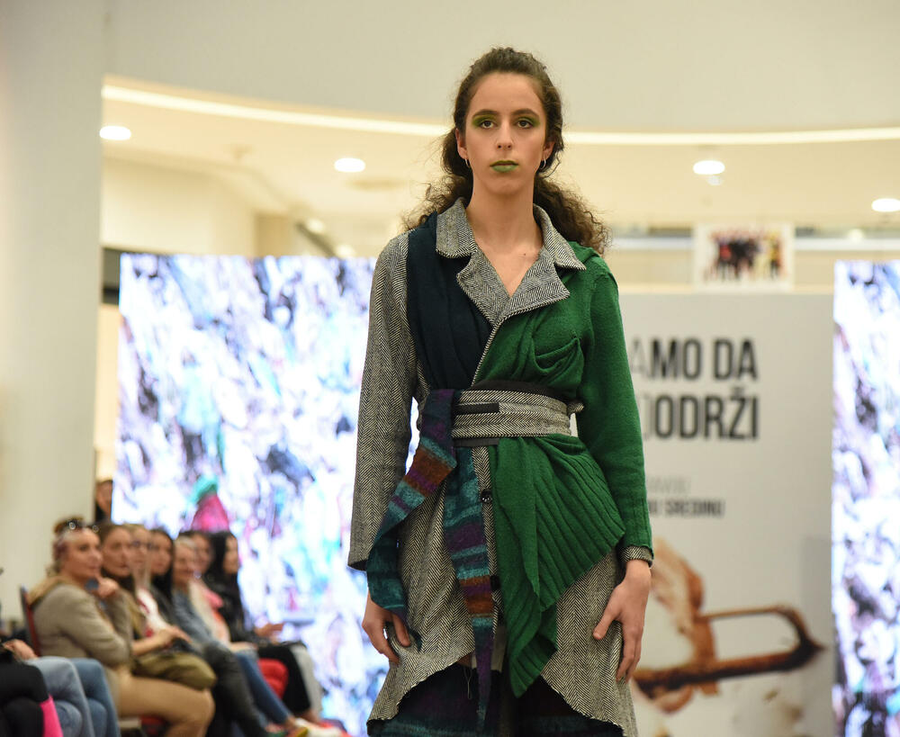 <p>Modele su prikazali Milena Janjić, Petar Jauković, Tamara Ječmenica, Amanda Berišaj, Muhamed Gorana, Semra Markišić i Jovana Drašković sa prve godine Modnog dizajna, Maša Mitrović, Vasilisa Strugar, Nada Bemić i Božica Konatar, sa druge godine, te Bojana Krivokapić, Manuela Đurović, Milica Šaković i Marija Marković sa treće godine</p>