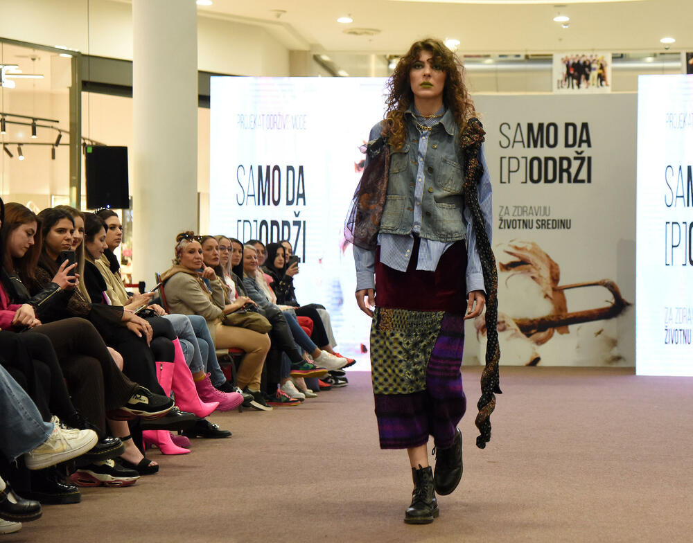 <p>Modele su prikazali Milena Janjić, Petar Jauković, Tamara Ječmenica, Amanda Berišaj, Muhamed Gorana, Semra Markišić i Jovana Drašković sa prve godine Modnog dizajna, Maša Mitrović, Vasilisa Strugar, Nada Bemić i Božica Konatar, sa druge godine, te Bojana Krivokapić, Manuela Đurović, Milica Šaković i Marija Marković sa treće godine</p>