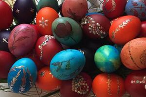 Bojenje jaja za Vaskrs: Zanimljive šare i način farbanja